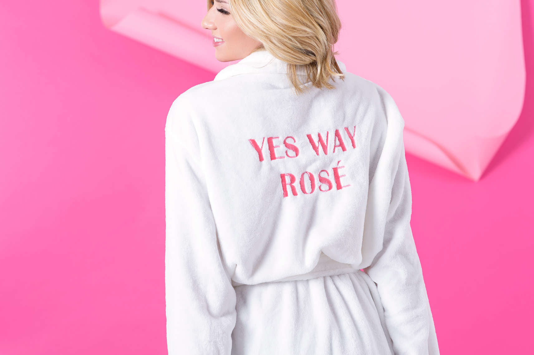 fashion_model_in_robe_on_pink