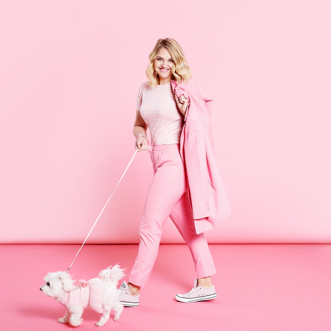 petsumer_dog_walking_lifestyle_on_pink